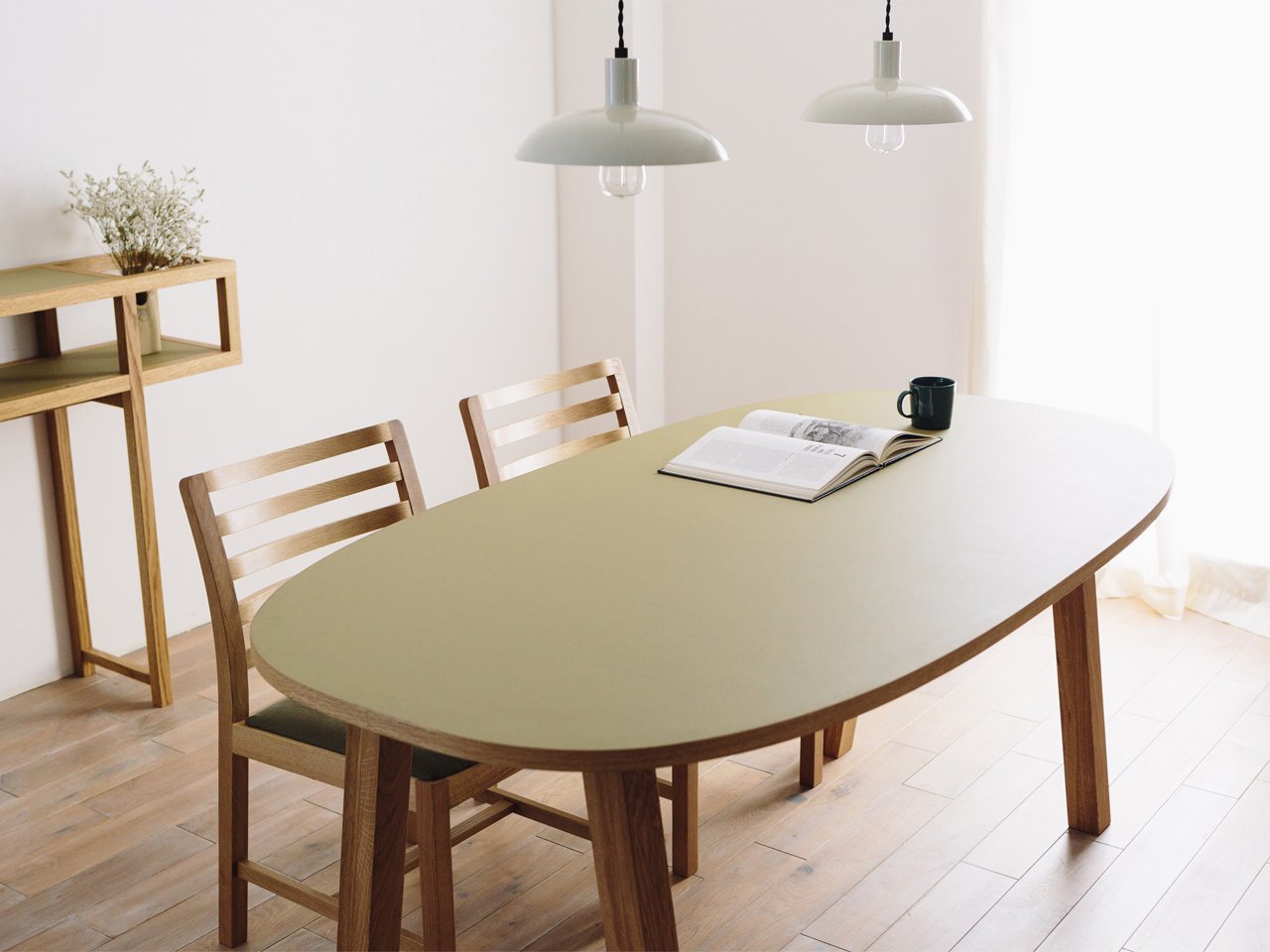 CORNICE Oval Dining Table
