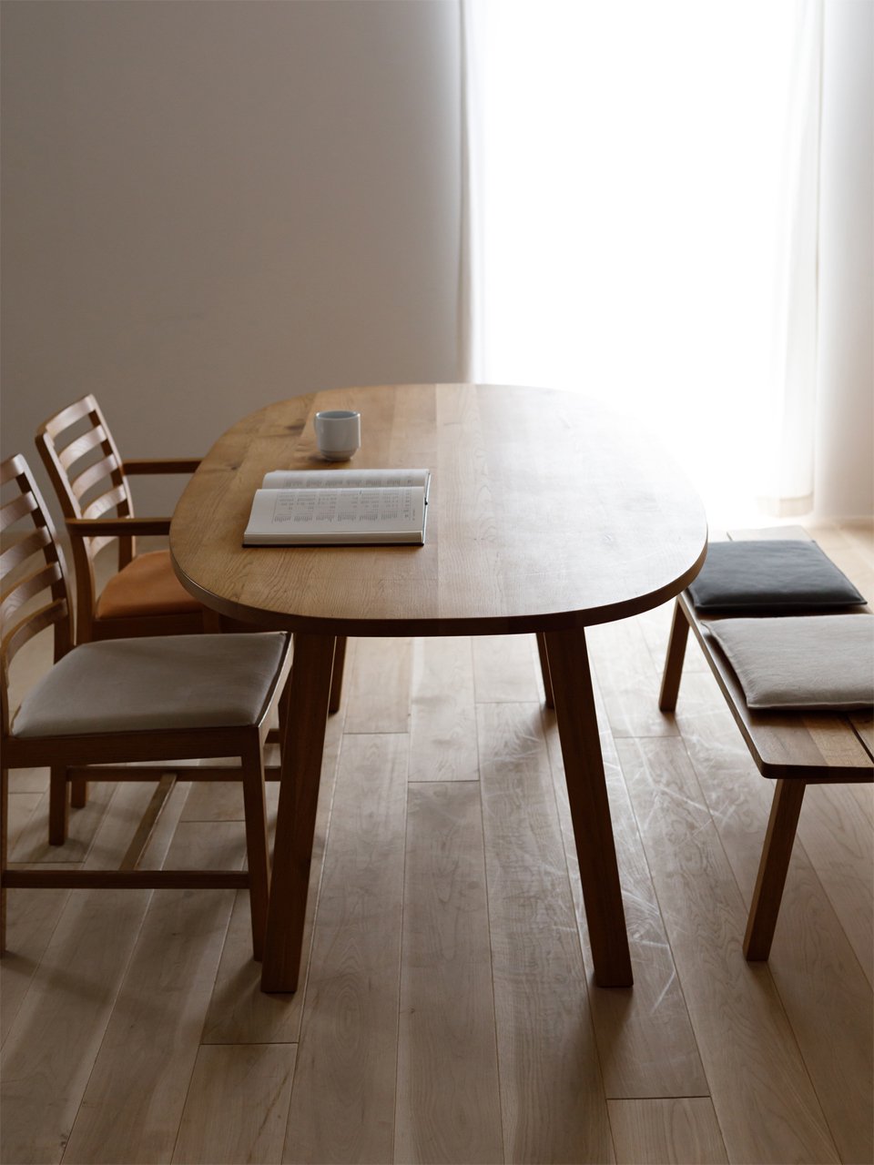 CORNICE Oval Dining Table