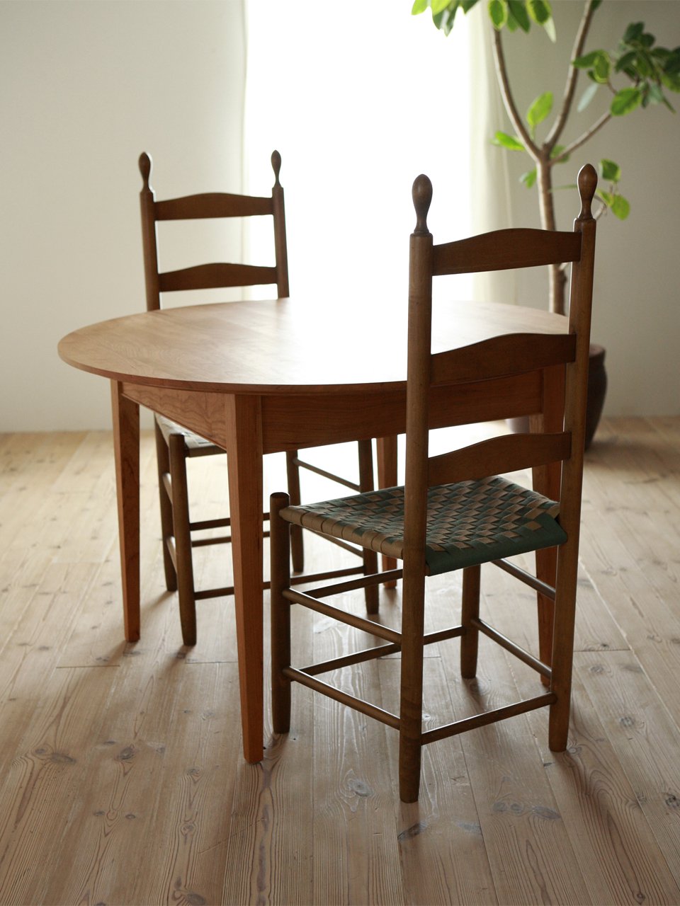 SHAKER Disc Table 105