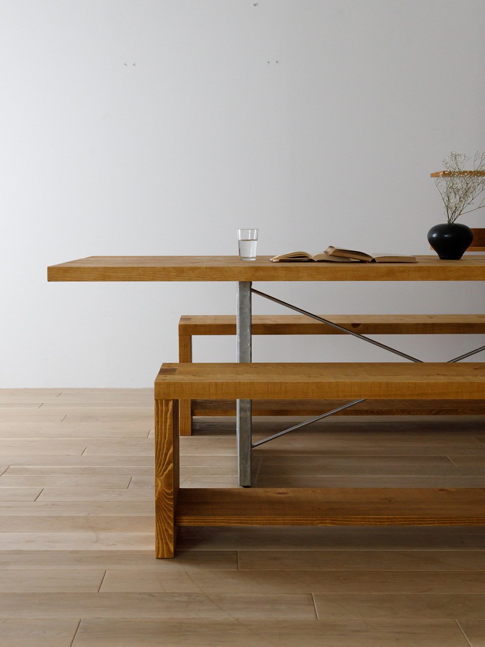 BAREFOOT dining table