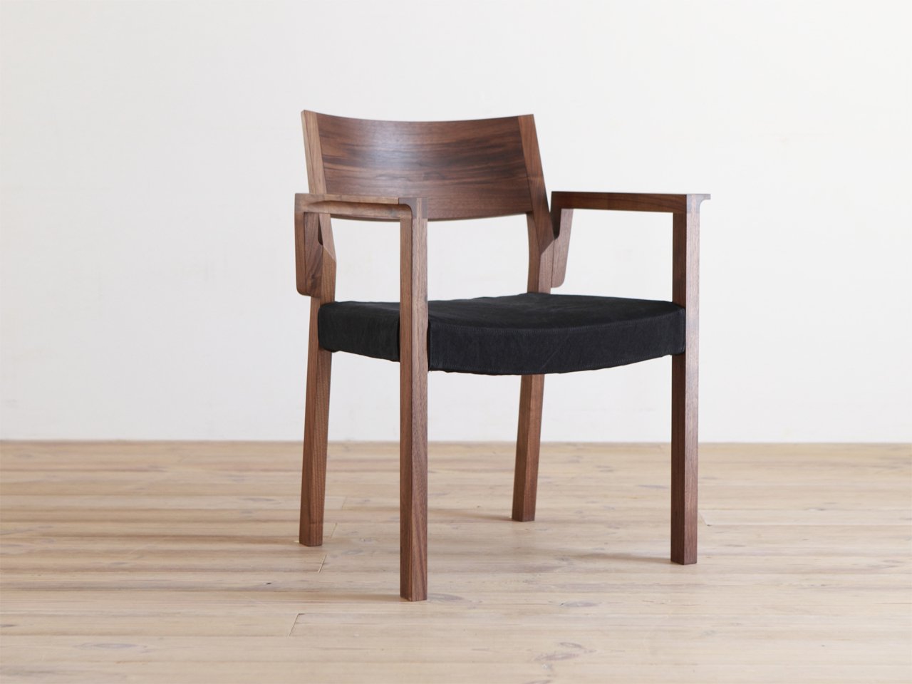 RIPOSO Wood Back Armchair