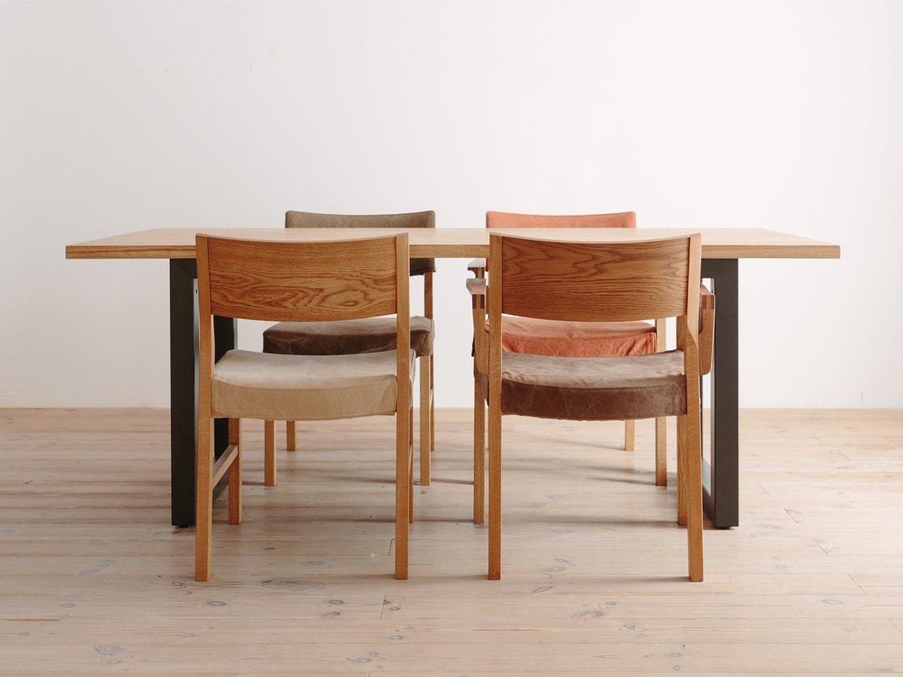 RIPOSO Wood Back Armchair