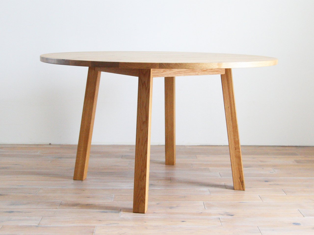 CORNICE Circle Dining Table