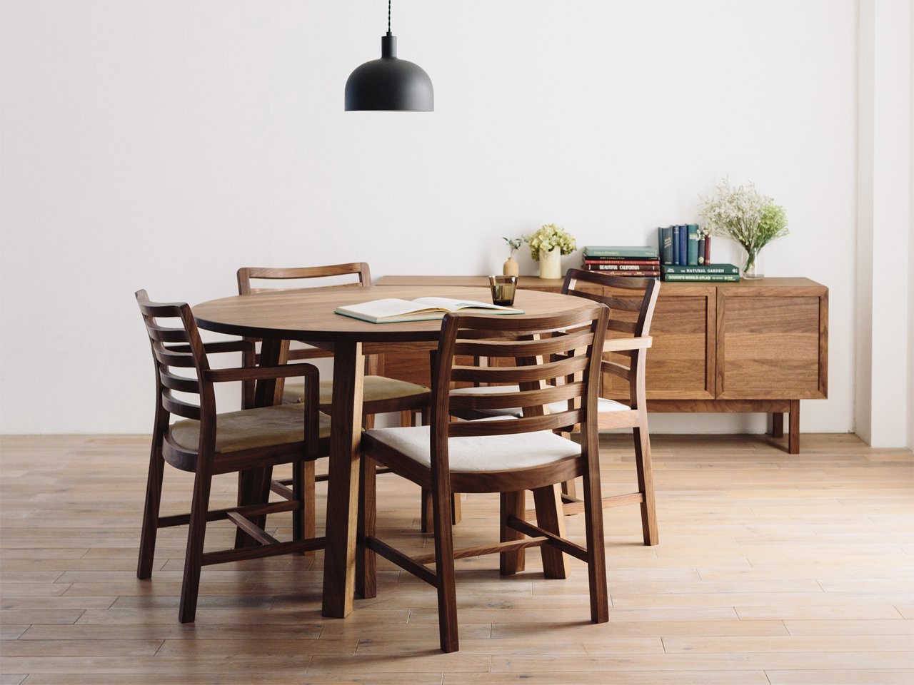 CORNICE Circle Dining Table