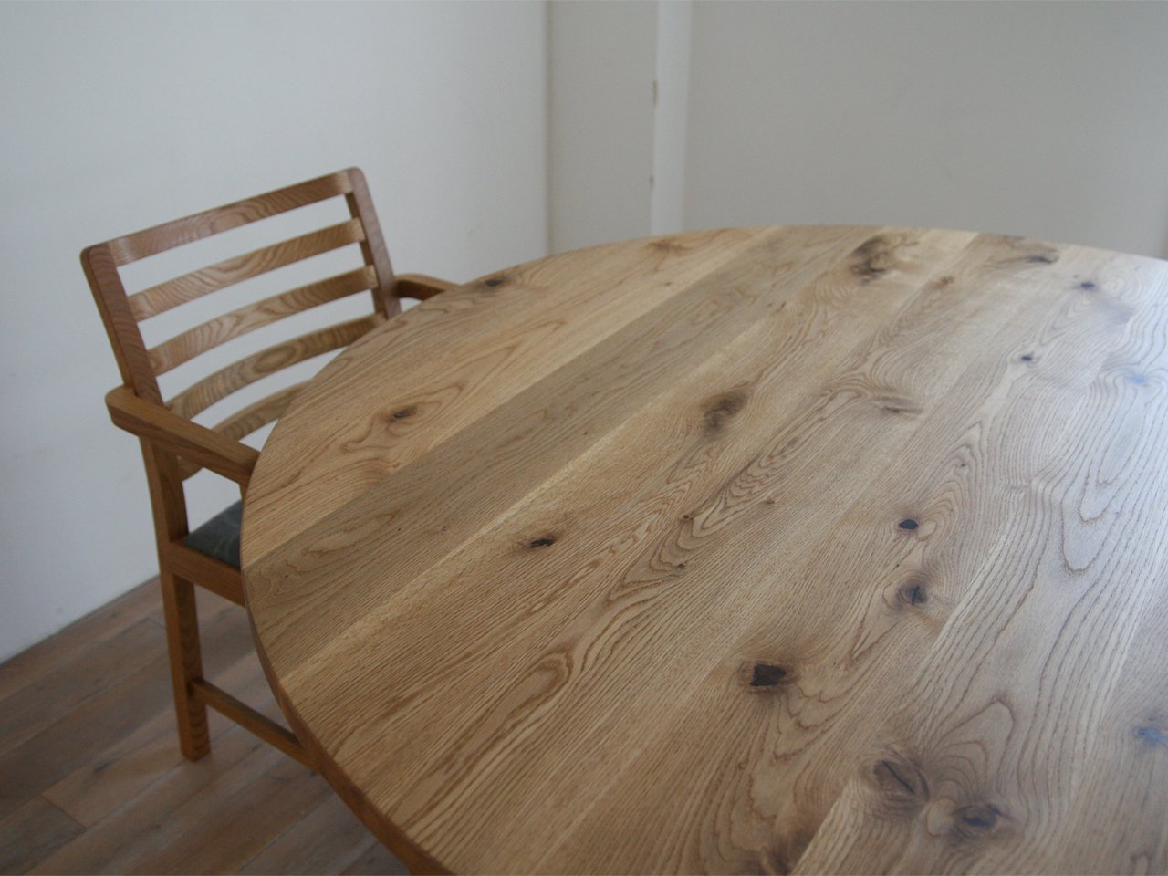 CORNICE Circle Dining Table