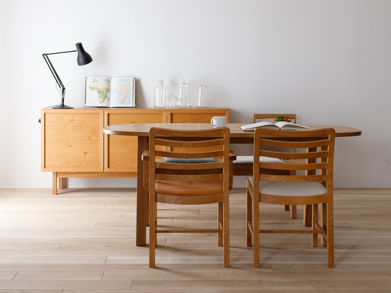 CORNICE Oval Dining Table
